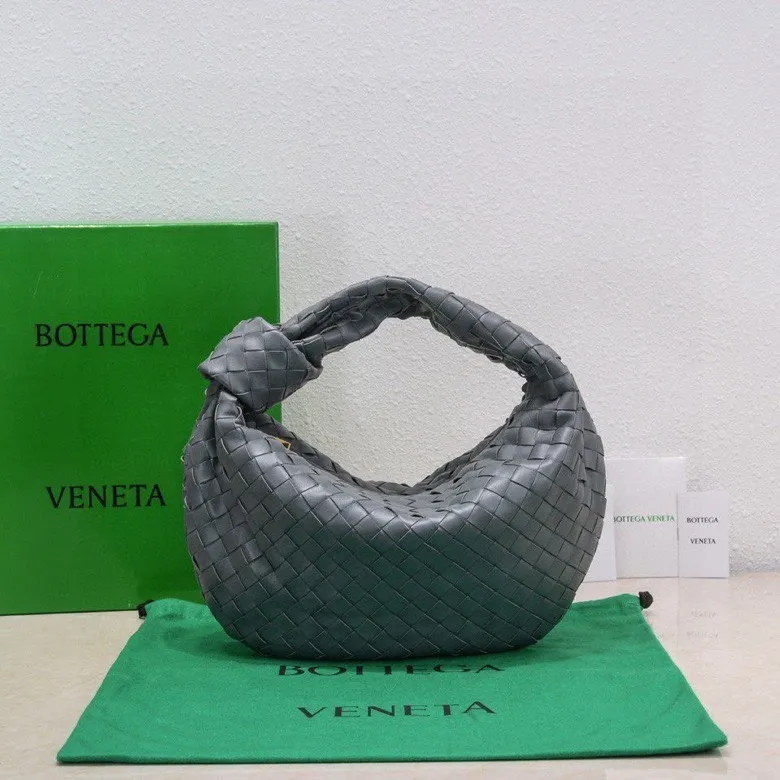 Batch 1460 BV Bottega Veneta 2022 Early Spring New Ladies Medium JODIE Handbag BV Bag 🔥The new method is to round the corners on the original basis and knot the round hobo bag with classic woven leather. The most iconic triangular pull-out design, using sheepskin draped soft shape, is super suitable for concave shapes~ Jodie feels really gentle to people, and is definitely the best item for daily matching. It has the same weave, new elements and twists, and is versatile. It is the new favorite of street style Internet celebrities! Size: 36*21*13 Model: 6697